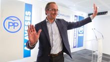 The former socialist minister José Blanco signs the former Basque PP leader Alfonso Alonso as president of his consultancy