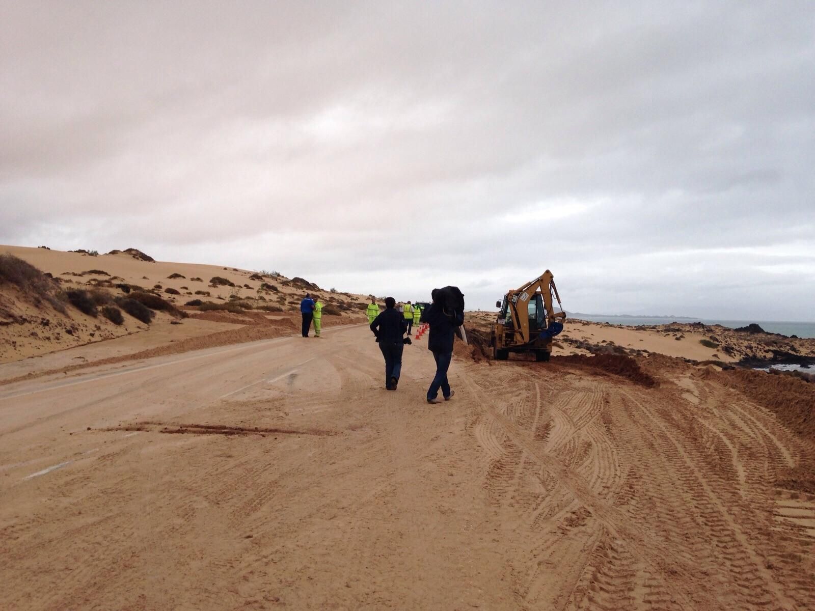 Corte de la carretera que une Corralejo con Puerto del Rosario.