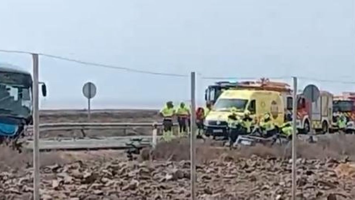 Colisión este jueves entre una guagua de Global y un coche en la GC-500, a la altura de Juan Grande.