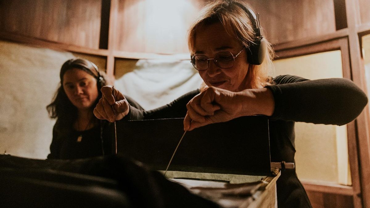 La obra de teatro para un solo espectador a través de una mirilla