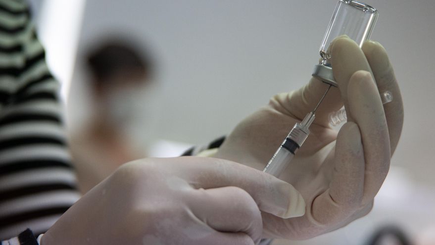 La vacuna de Johnson & Johnson podría obtener aprobación de emergencia este viernes, anunciándose la decisión el sábado, y comenzar a distribuirse inmediatamente por todo el país en los centenares de centros de vacunación que ya han comenzado a inocular a la población de mayor edad y otros grupos de riesgo. EFE/EPA/JEON HEON-KYUN/Archivo