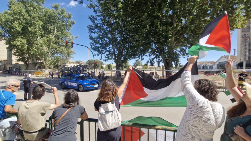 La organización de la Vuelta Ciclista arranca banderas palestinas a su paso por Aragón