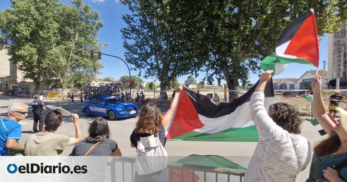 La organización de la Vuelta Ciclista arranca banderas palestinas a su paso por Aragón