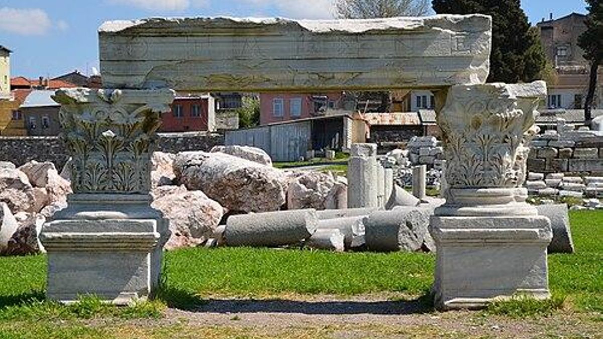 Ágora de Esmirna, reconstruida tras el terremoto del año 178 d. C., en İzmir, Turquía.