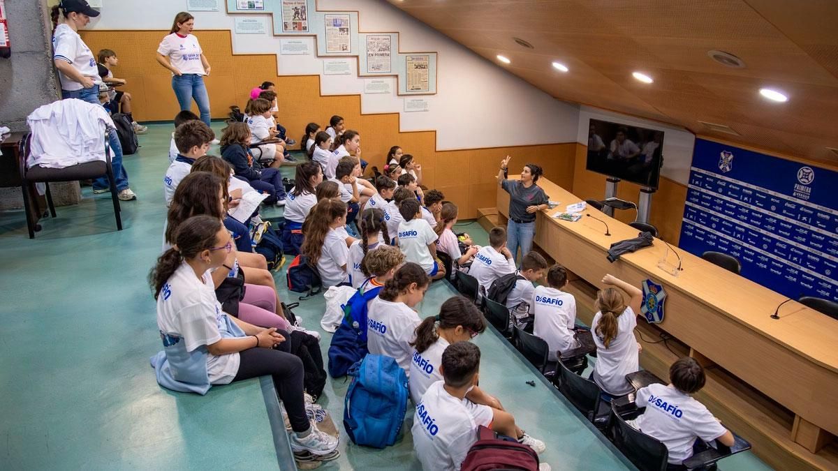 Estudiantes del CEIP El Toscal-Longuera en la décimo sexta jornada del proyecto ‘CD Tenerife: Seña de identidad’