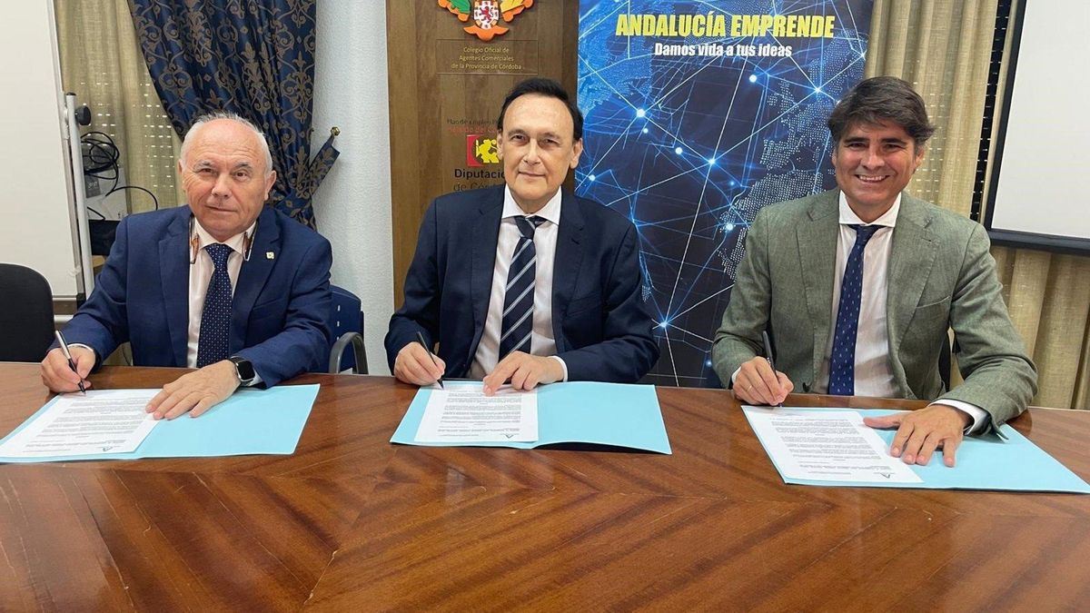 El consejero de Universidad, Investigación e Innovación, José Carlos Gómez Villamandos (centro), en la firma del convenio