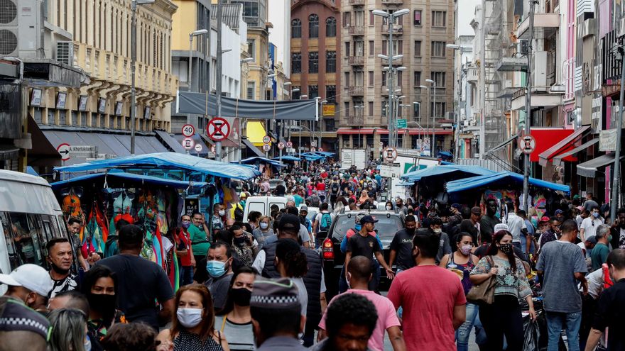 Vista de la calle 25 de Marzo, una vía comercial, en el centro de Sao Paulo (Brasil). EFE/Sebastiao Moreira/Archivo