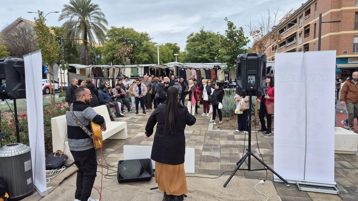 Actuación de Isa Jurado en el mercadillo de La Ladera.