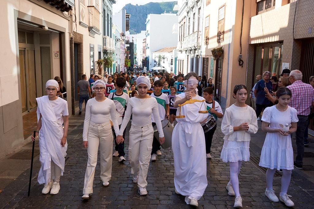 Más de 500 alumnos del Colegio Santo Domingo de Guzmán recorrieron la calle Álvarez Abreu en una marcha silenciosa por la paz, la justicia y la libertad. JOSÉ F. AROZENA