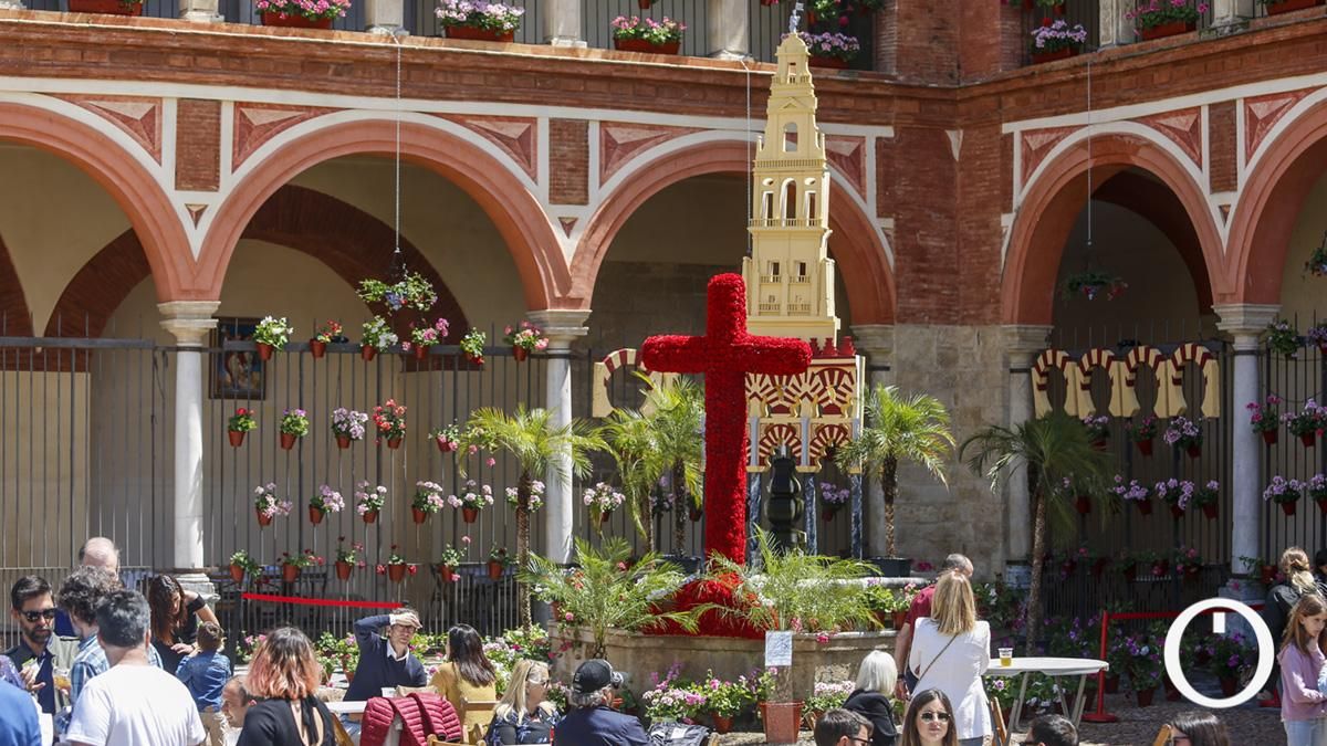 Cruz de mayo de la Hermandad del Huerto en el Compás de San Francisco