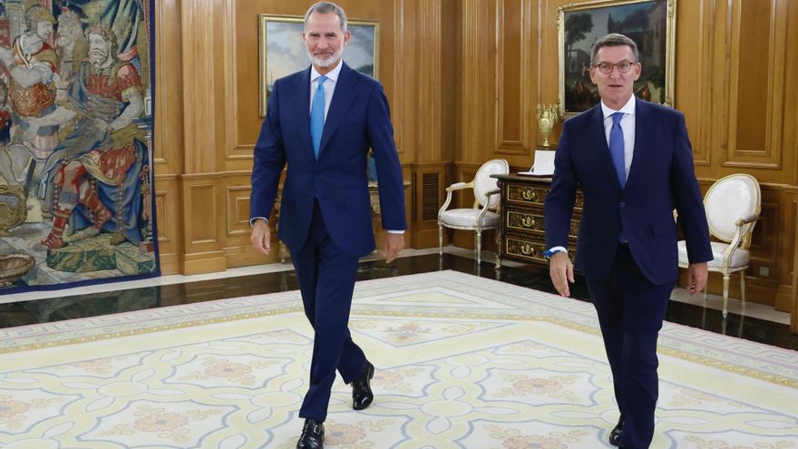Felipe VI y Alberto Núñez Feijóo, durante la ronda de contactos en la Zarzuela.