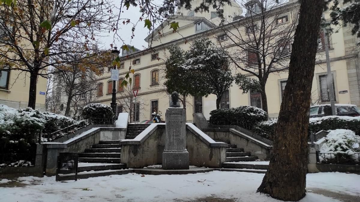 Estatua de Rousseau en Salesas.jpg