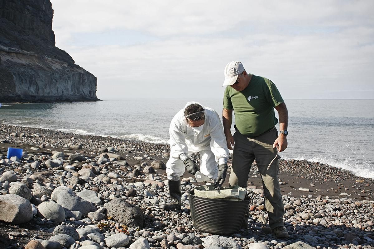 Recogida de fuel en la playa de Veneguera (Alejandro Ramos)
