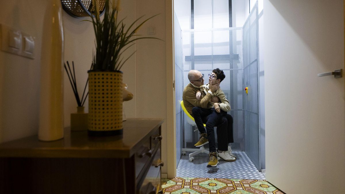 La majoria dels nens afectats per la FOXG1 no parlen, presenten discapacitats físiques i cognitives greus, epilèpsia intractable, trastorns del moviment, dificultats respiratòries, problemes de visió i d'alimentació.