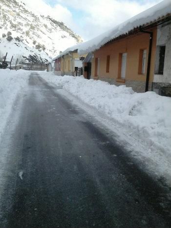 Carretera congelada y chupiteles en Ciñera.