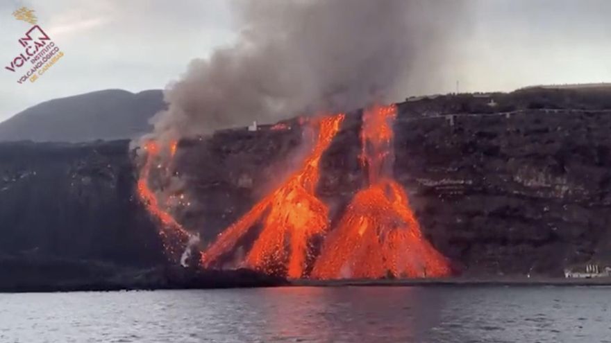 Grabado junto a la fajana un desborde de lava que cae por un acantilado en la costa de La Palma