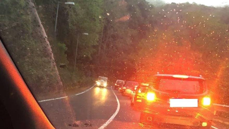Herido moderado en un accidente de tráfico en la vía de La Cumbre