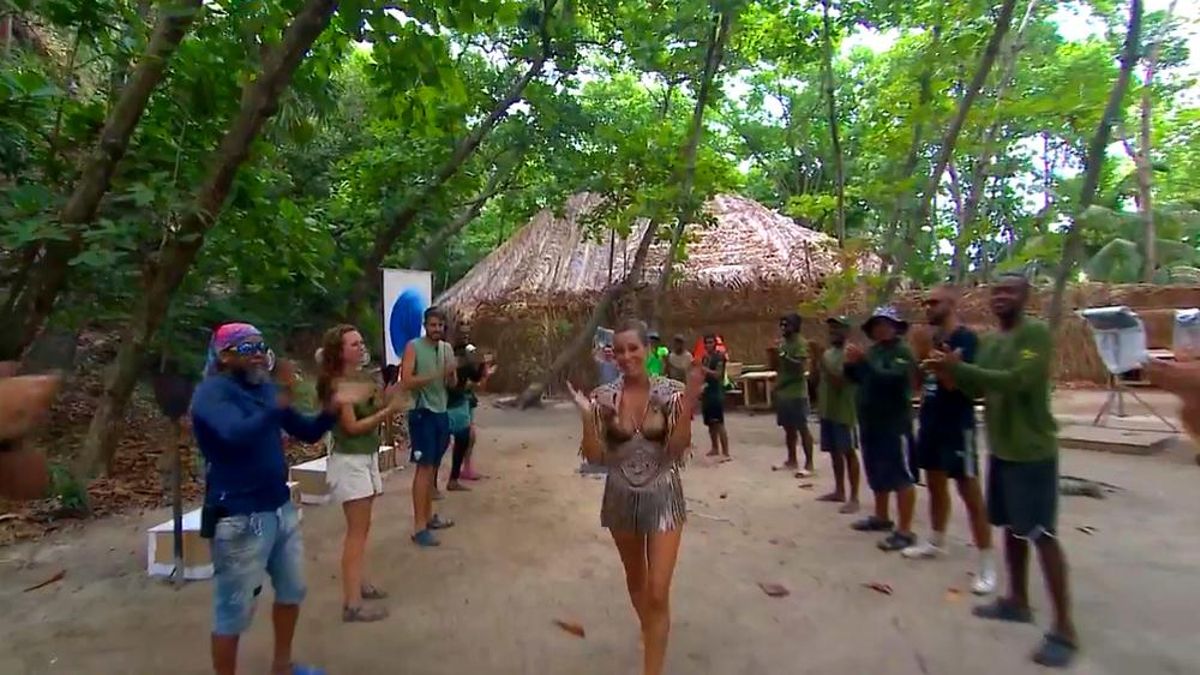 El equipo de 'Supervivientes' aplaude a Laura Madrueño tras el apagado de la Palapa