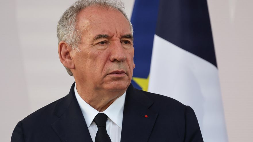 Bayrou sugiere a los socialistas que se abstengan el lunes si quieren formar Gobierno