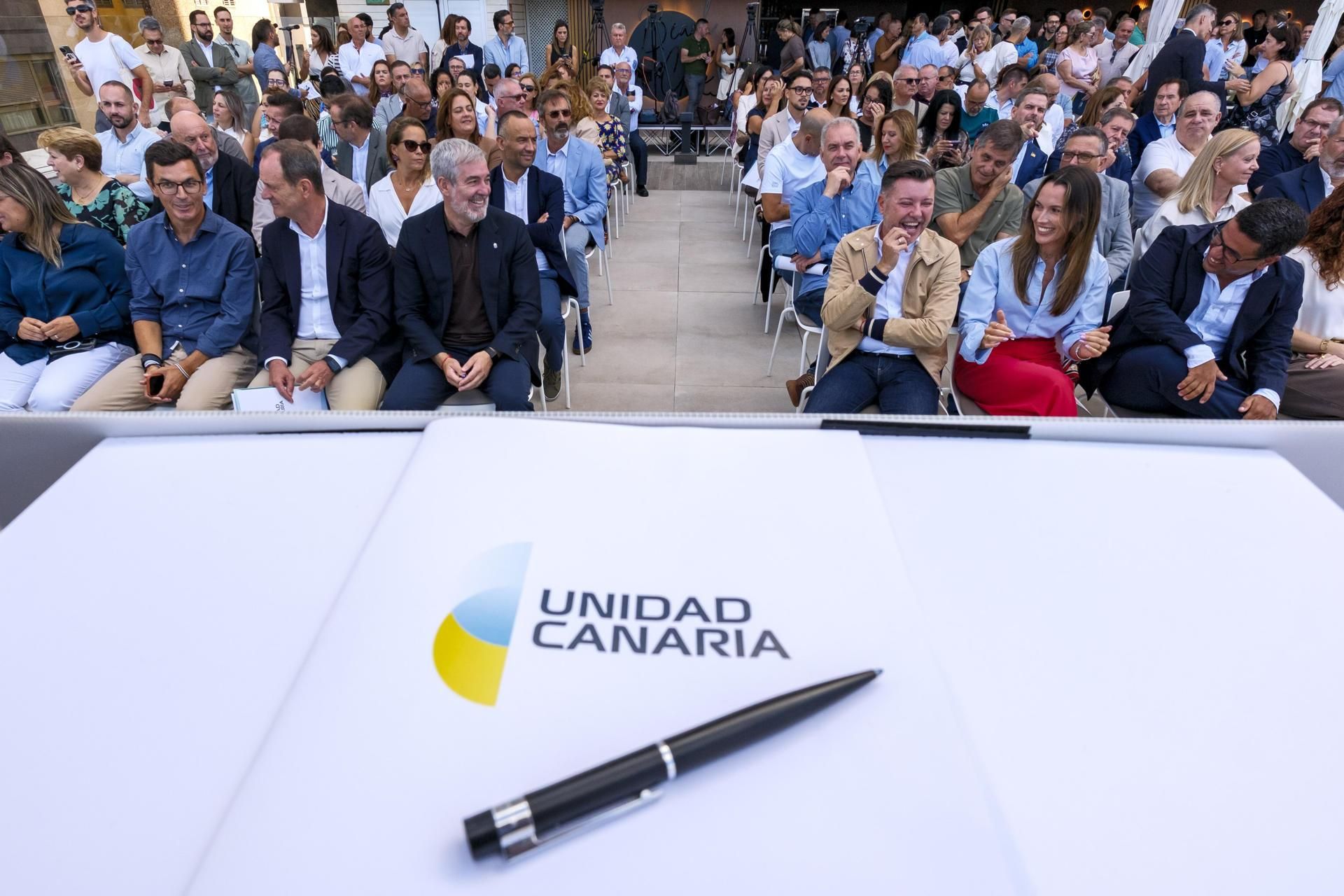 El secretario general de Coalición Canaria, Fernando Clavijo (3i), y el presidente de Primero Canarias, Óscar Hernández (2i), durante la firma, este sábado, de la alianza electoral que van a conformar los dos partidos en las generales del 29 de noviembre, bajo una coalición denominada Mesa de Unidad Canaria.