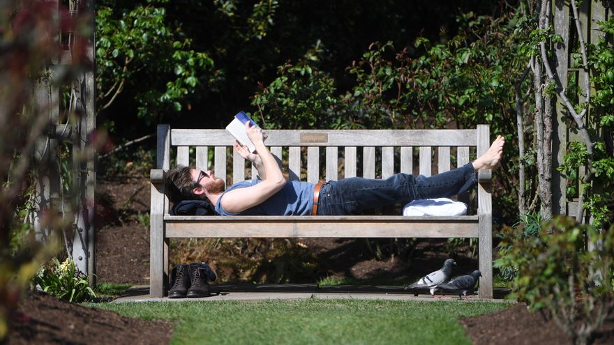 Los españoles siguen leyendo tanto como en el confinamiento