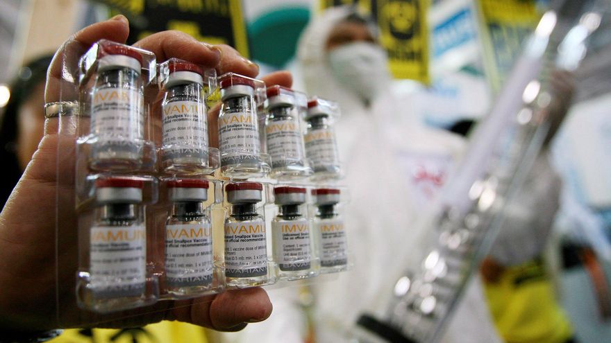 Foto de archivo de algunas dosis de la vacuna contra la viruela del mono. EFE/How Hwee Young