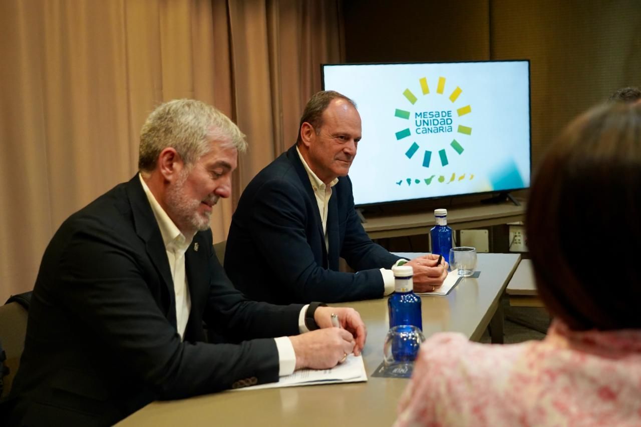 El presidente de Primero Canarias, Óscar Hernández, junto al secretario general de Coalición Canaria, Fernando Clavijo, este lunes en la 'Mesa de Unidad Nacionalista'.