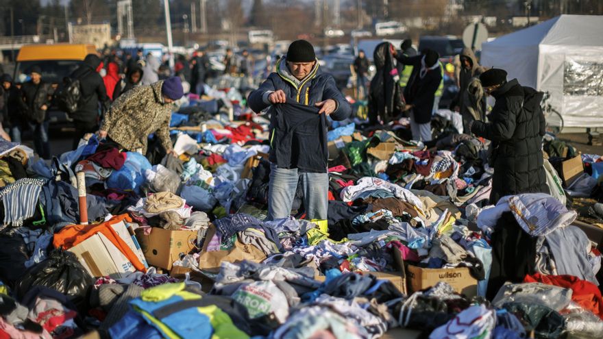 En la pequeña ciudad polaca de Medyka, fronteriza con Ucrania, el gobierno ha habilitado un polideportivo para acoger a refugiados ucranianos