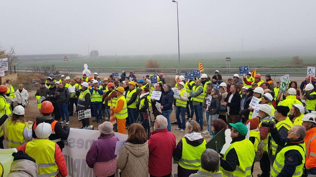 Un momento de la protesta celebrada este sábado en El Regallo (Alcañiz).
