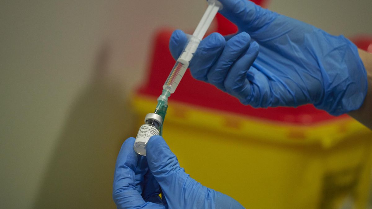 Archivo - Una trabajadora sanitaria manipula el material necesario para administrar la vacuna contra la COVID-19