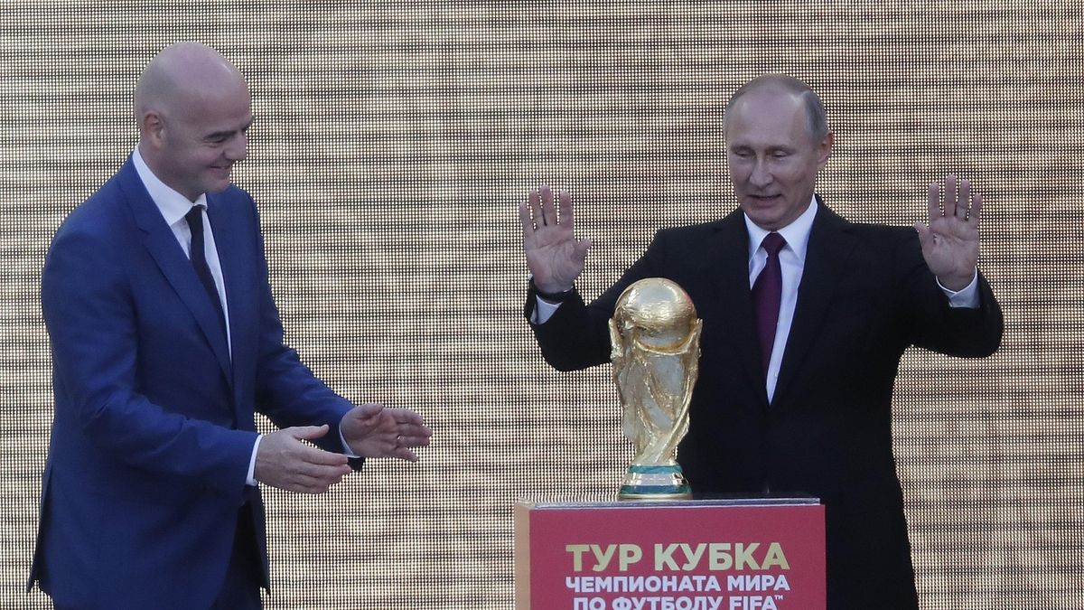 El presidente de la FIFA acompaña a Vladímir Putin en la ceremonia de inicio del Tour de la Copa del Mundo patrocinado por Coca-Cola en 2017.