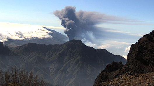 Colunma de ceniza del volcán de La Palma en la mañana de este martes.