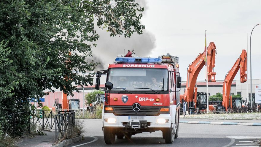 Azuqueca de Henares regula el tráfico en la zona industrial del incendio en una empresa de baterías de litio