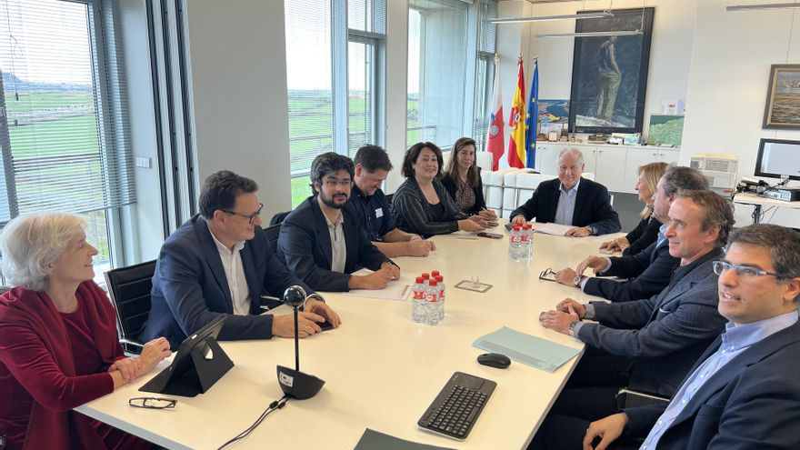 El Consejero de Industria, Empleo, Innovación y Comercio, Eduardo Arasti, participa en La mesa del trabajo autónomo.