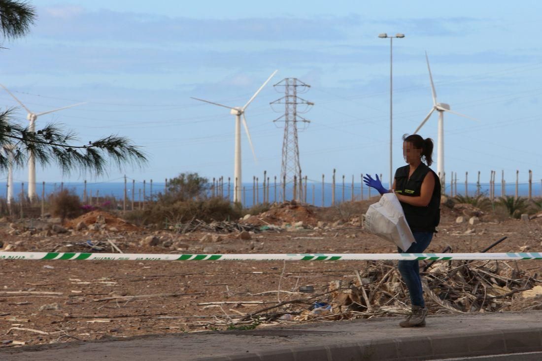 La Guardia Civil recoge los restos hallados en Vecindario, Gran Canaria. (Foto: Alejandro Ramos).