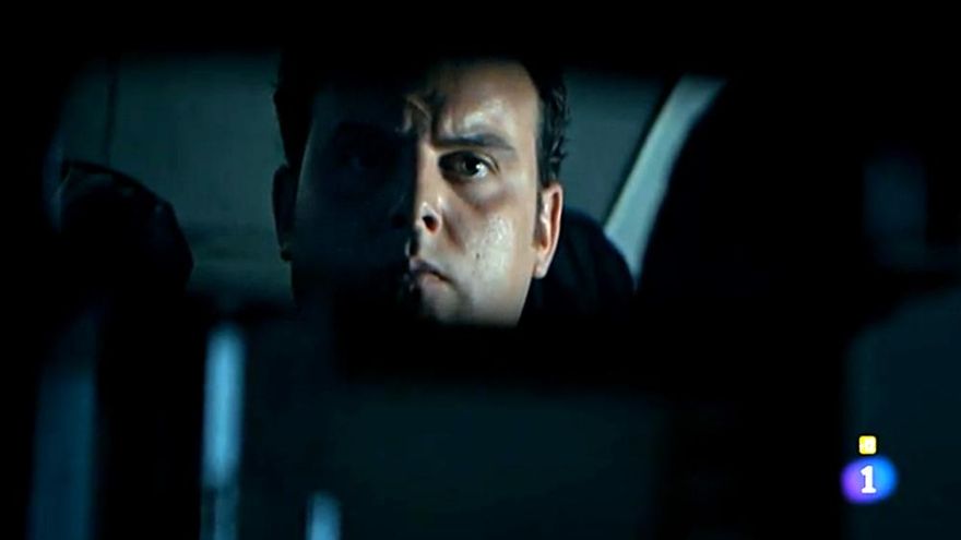 El policía Palacios se cuela en el coche de Lola durante el último episodio de "Estoy vivo"