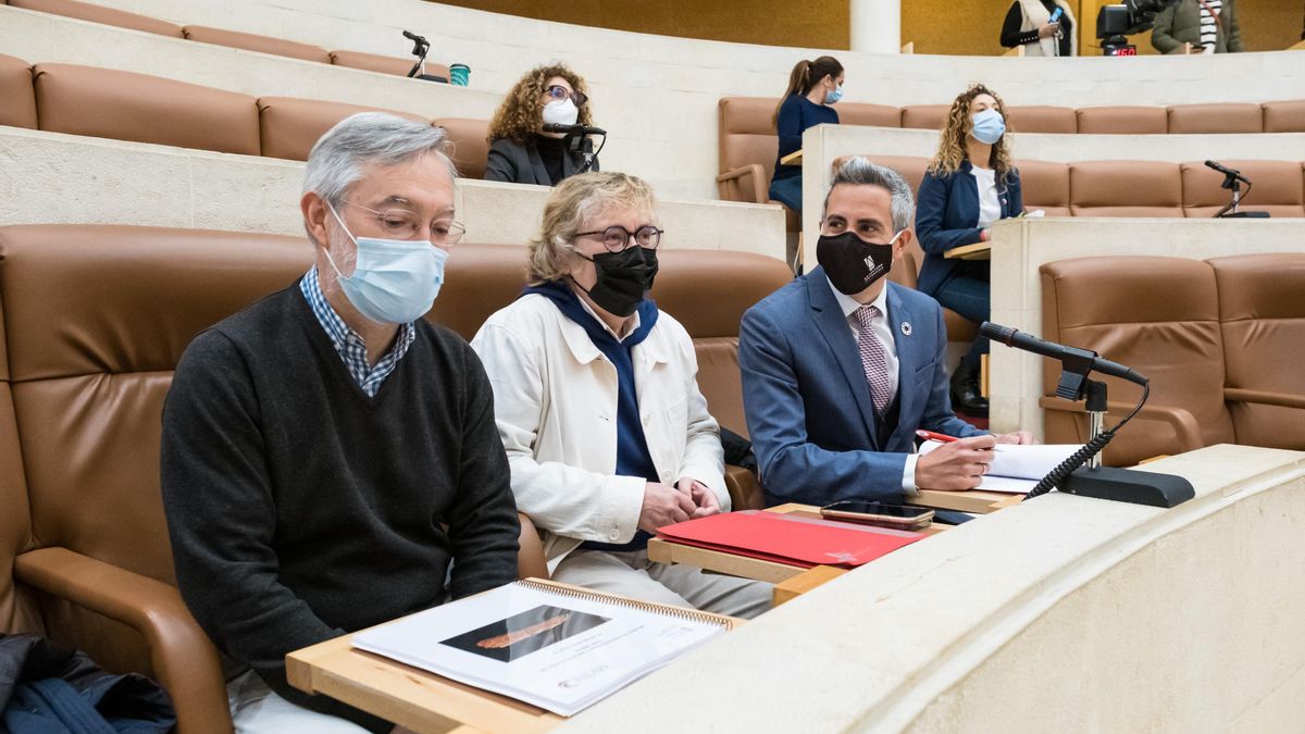 De izquierda a derecha: El director del MUPAC, Roberto Ontañón, la directora general de Acción Cultural, Gema Agudo, y el vicepresidente regional, Pablo Zuloaga