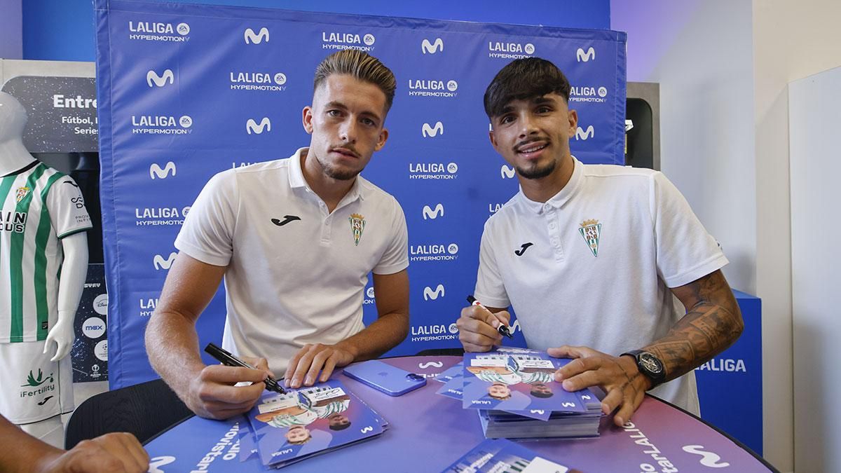 Isma Ruiz y Kevin Medina firman autógrafos a los aficionados del Córdoba CF