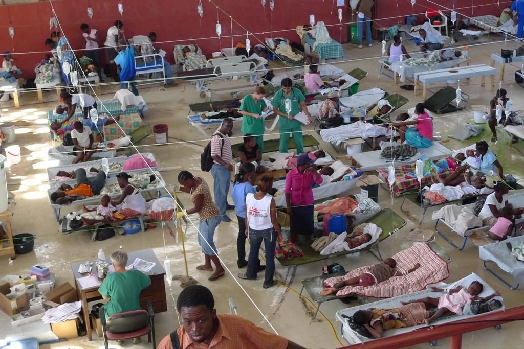 2 de diciembre de 2010. Y entonces llegó el cólera. En octubre de 2010 se detectan los primeros casos en la región de Artibonite. MSF trató en un mes a más de 4.000 pacientes afectados por cólera en un gimnasio del centro de la capital haitiana. Fotografía: Aurelie Lachant/MSF