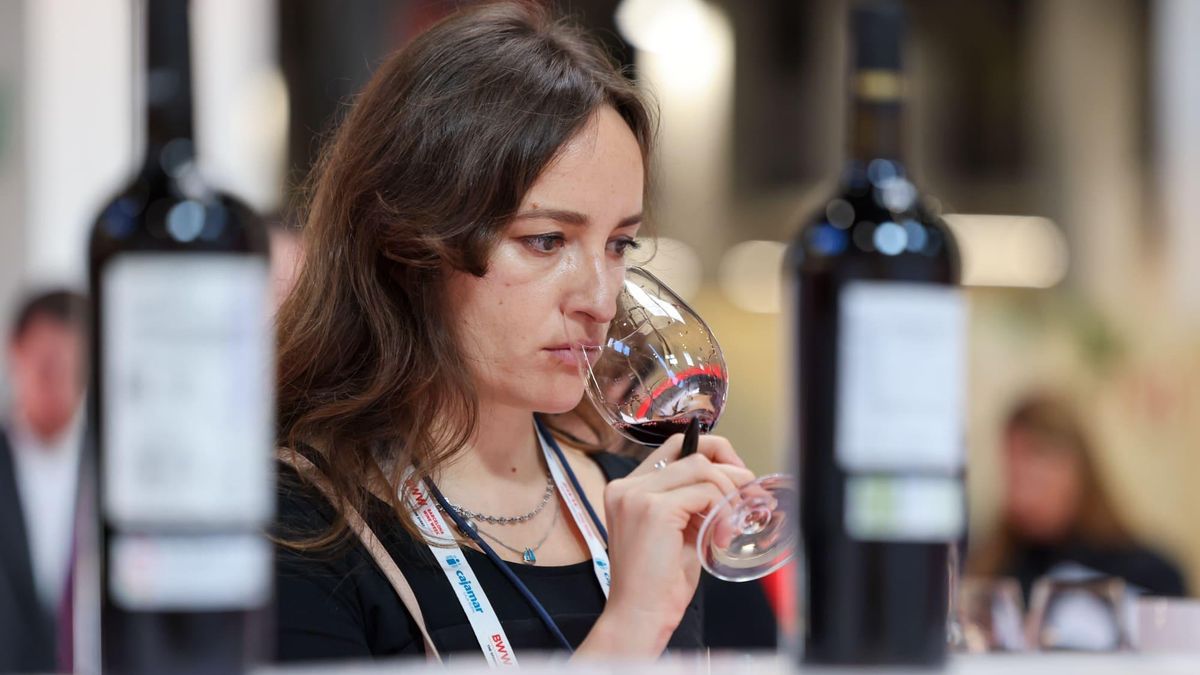 Los jóvenes desmitifican el vino: cero acohol o con baja graduación, en lata o minibotella