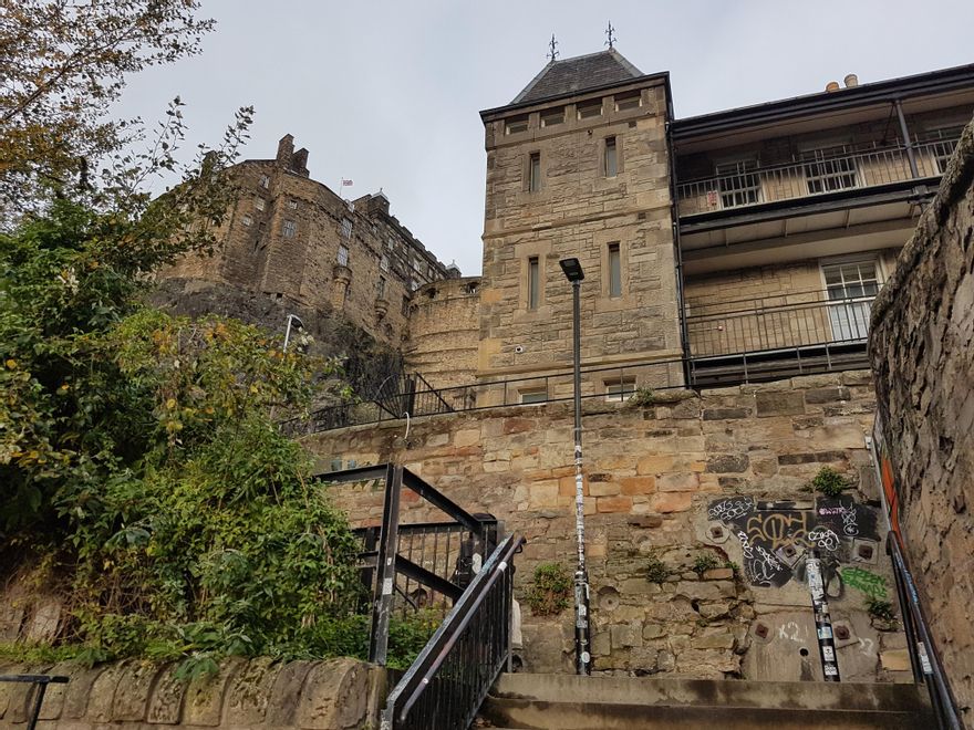 El Castillo de Edimburgo desde las escaleras que parten de Grassmarket