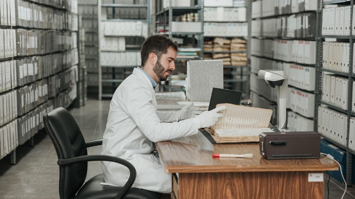 Entre las labores de Santiago está la digitalización de libros de actas de plenos municipales. Es la principal fuente de información para la historia política local