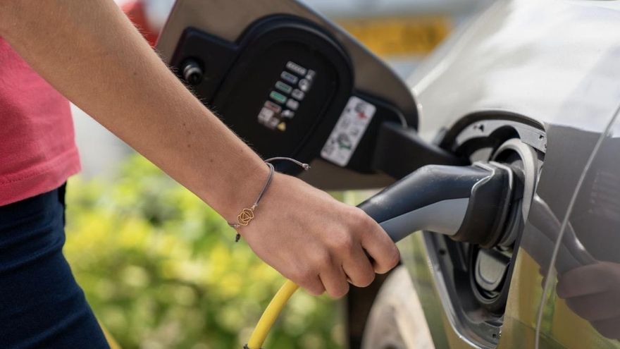 Una maraña de trabas y la falta de tarifas claras frenan la red de carga de vehículos eléctricos, denuncia la CNMC