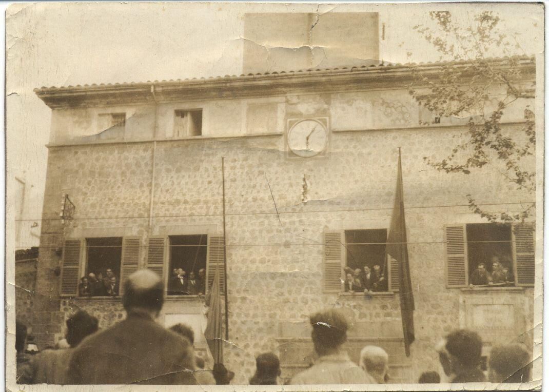L'Ajuntament de Sóller, durant l'hissat de la bandera tricolor el dia de la proclamació de la Segona República