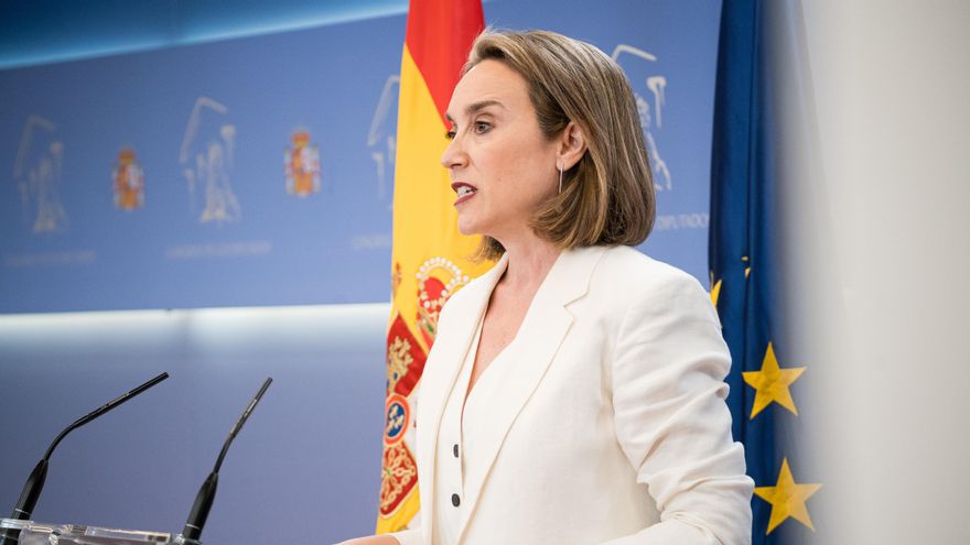 La portavoz del PP en el Congreso, Cuca Gamarra, durante una rueda de prensa en el Congreso de los Diputados, a 25 de abril de 2023