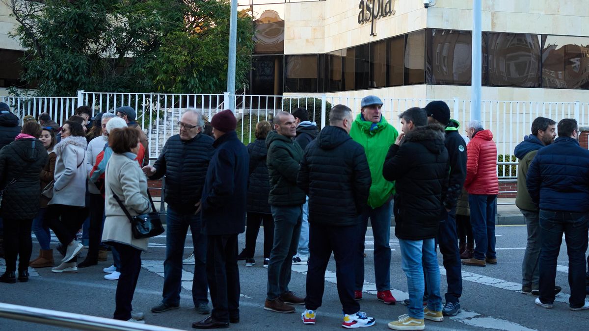 Trabajadores deAspla en la sede de la empresa durante una de sus manifestaciones.