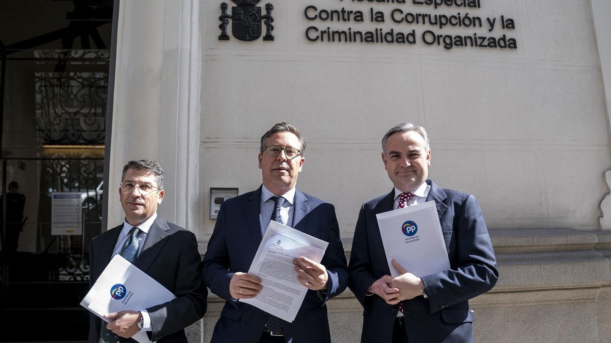 El entonces portavoz del PP de Madrid, Alfonso Serrano (centro) en la Fiscalía Anticorrupción el 10 de marzo de 2022