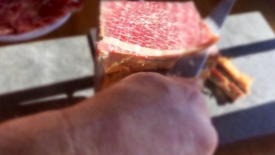 Suculento embutido en el teleclub de La Abubilla de Paradilla.