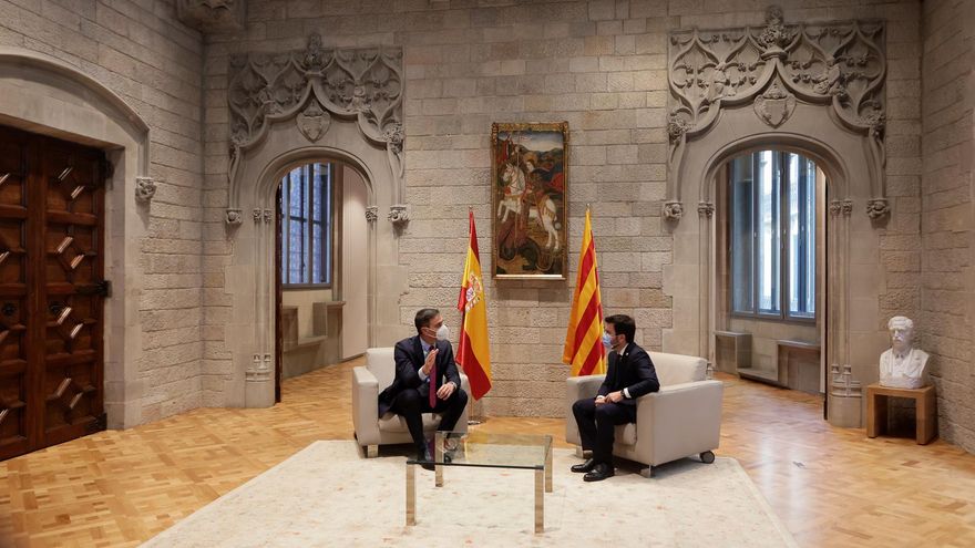 El presidente de la Generalitat, Pere Aragonès, y el presidente del Gobierno, Pedro Sánchez, en el Palau de la Generalitat en Barcelona, antes de participar en la mesa de diálogo sobre Cataluña.
