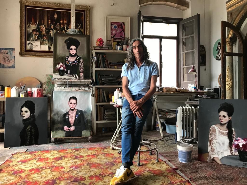 El pintor Alfredo Palmero Hernández, nieto del Maestro Palmero, junto a algunas de sus obras